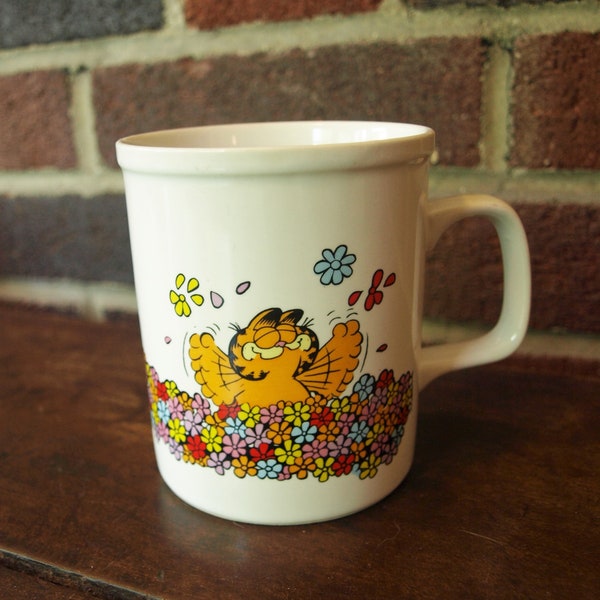 Garfield by Jim Davis Ceramic Coffee Mug 1981 Enesco – jumping into flowers