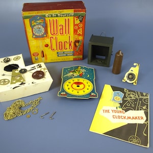 Peut inclure: Un kit de modèle d'horloge murale Do It Yourself comprenant une boîte en carton, un cadran avec une illustration de chevalier, un boîtier vert foncé, un poids marron, une chaîne dorée, des composants métalliques et un manuel The Young Clockmaker.