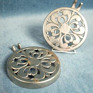 Couvercles/inserts en fonte pour poêle de cuisson à bois antique Echo - Dessous de plat en métal plaqué chrome orné - lot de 2 de 7" de diamètre