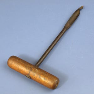 Antiker Gimlet Pilot Hole Starter Auger Bit Primitive Holzbearbeitung Schraubenwerkzeug mit Holz T Griff - 8,25 &quot;- Sehr guter Zustand