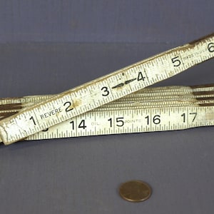 Vintage Revere houten duimstok, 72" - redelijke staat - wit met grote markeringen - opgevouwen, afmetingen 7,5 x 1 3/8 x 0,5 inch