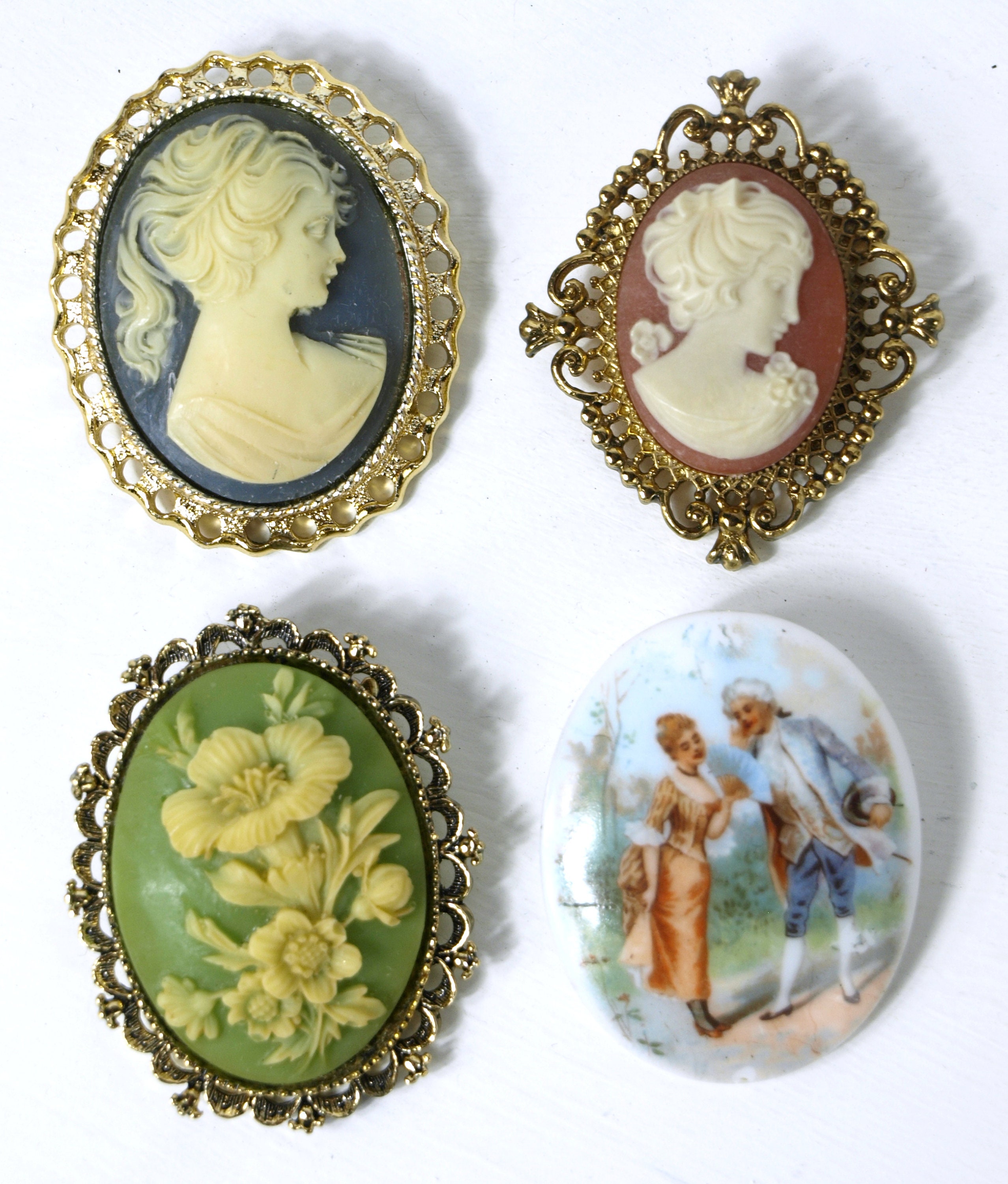 Broche Camée En Porcelaine - Scène Galante - Occasion