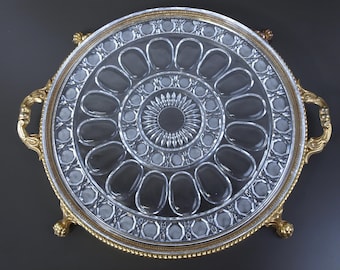 Vintage geperst glas 12" ronde taart- of eierbordcombinatie met vergulde standaard met leeuwenvoet en patrooncentrum knopen en wandelstokken