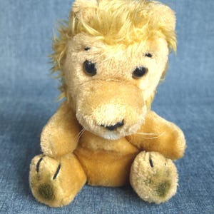 Vintage Dakin & Co 1979 Plush Lion Stuffed Animal - 8&quot; tall
