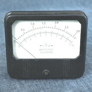 Voltímetro electrónico de CC antiguo - Marca desconocida - Caja de baquelita - NOS