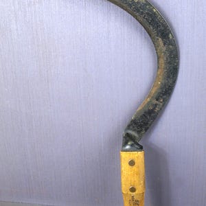 tobacco scythe Vintage Wooden Handle Sickle Corn Knife Farm Tool Sugar Cutter Each piece is forged at extremely high temperature and hammered by hand The Griffon's Saddlebag} Snuff |