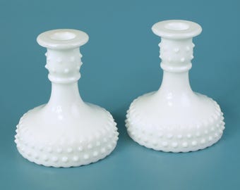 Par de portavelas vintage de vidrio opalino con relieve de puntos de Fenton, circa 1950.