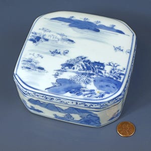 Cassettiera o portaoggetti cinese vintage in porcellana blu e bianca - Villaggio cinese vicino all'acqua con barche, alberi e montagne - 4,75" - Ottime condizioni