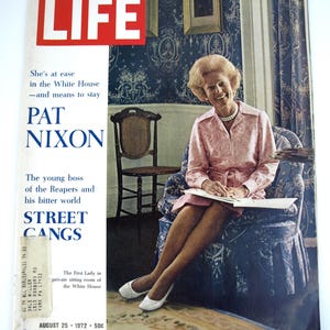 Life Magazine August 25, 1972 Featuring Pat Nixon and Street Gangs - Very Good Condition