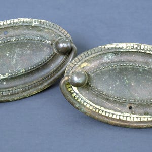 Par de tiradores de cajón vintage Hepplewhite, circa 1964 - Juego de 2 - Herrajes para muebles recuperados con pátina natural y restos de pintura