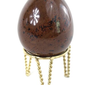 Uovo in pietra di ossidiana mogano intagliato e lucidato d'epoca con semplice supporto in ottone - 298 grammi - Decorazione naturale da collezione