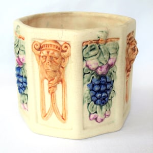 Jarra vintage Weller Pottery Roma Creamware con diseño de sátiro y racimo de uvas, forma octogonal, década de 1914-1920