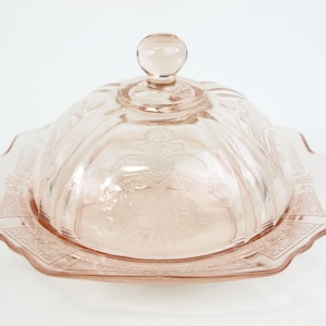Vintage Federal Madrid roze depressieglas botervloot of bonbonvloot met deksel, circa jaren 1930. In uitstekende staat. Afmetingen: 9,5 cm hoog x 19 cm breed.