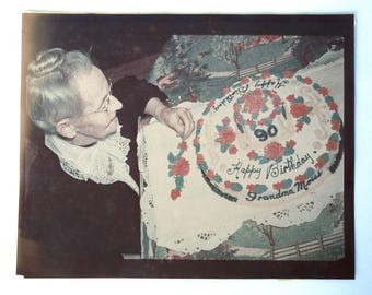 Fotografía vintage a color de la artista abuela Moses en su 90.º cumpleaños (20 x 25 cm), firmada por Helen Beers. Muy buen estado.