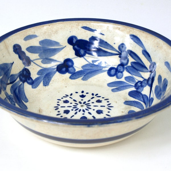 Antike Vance Avon Faience-Keramik - 10 "Servierschüssel mit handbemalten blauen Blättern und Beeren; Blumenmitte - um 1902 - Fairer Zustand