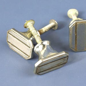 ヴィンテージ ニッケルメッキ キャビネットノブ/引き出し取っ手 3個セット - 1.25インチ x 7/8インチ、シングルアタッチメントポイント付き - 再生金具、状態良好