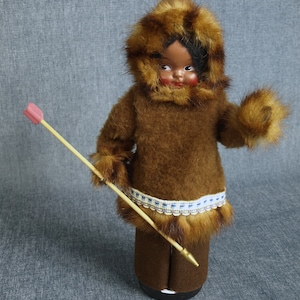 Vintage handgemachte Volkskunst Flasche Puppe Inuit Eskimo im Kunstpelz Outfit mit Speer Pfeil