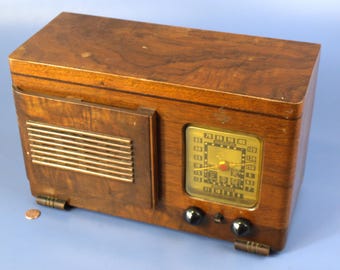 Receptor de radio a válvulas Emerson Radio & Television World Broadcast, modelo DR1-343, c. 1941. No funciona, necesita reparación. La carcasa está en excelentes condiciones.
