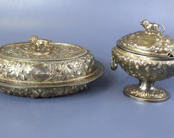 Antieke Victoriaanse S. Kirk and Son-stijl verzilverde repoussé-serveerset met deksel en voetterrine met leeuw eindstukken