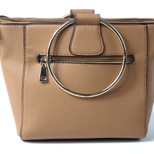 Vintage Tan Handtasche mit Metallring Griffen und Gürtel Design Futter in ausgezeichnetem Zustand - nie benutzt NOS
