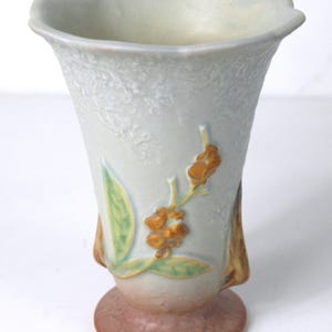 Jarrón floral agridulce vintage de Roseville Pottery de 15 cm n.° 882, circa 1951. Muy buen estado.