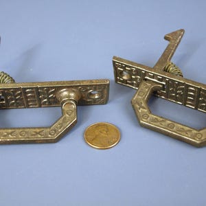 Antika viktorianska utsmyckade mönstrade skåpdörrhandtag/lyftar med spärrfjädrar, matchande parti med 2 återvunna beslag, ca 1800-talet