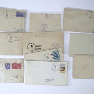 Vintage Sammlung von US Navy gestempelten Umschlägen, 1940er bis 1960er Jahre - Militärische Sammlerstücke - Sehr guter Zustand in Schutzhüllen