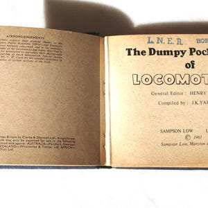 Puede incluir: Un libro vintage titulado "The Dumpy Pocket Book of Locomotives" del London and North Eastern Railway (LNER). El libro fue publicado en 1961 por Sampson Low, Marston & Co. Ltd. y presenta una cubierta marrón con texto negro.