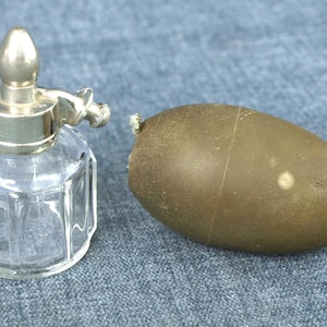 Atomizador nasal vintage con pera de goma - Botella de vidrio vintage y atomizador nasal - Fabricante desconocido