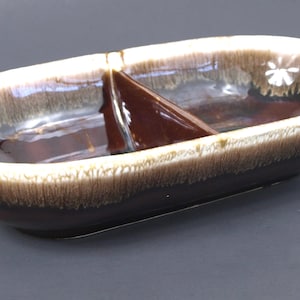vintage MCP McCoy Pottery plat de service ovale avec glaçage brun goutte à goutte - vers les années 1950 - 30,5 cm de long par 6,75 po. de large - excellent état