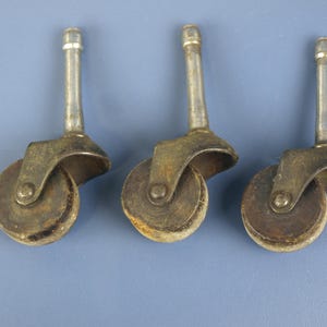 Jeu de 3 roulettes antiques assorties en bois avec tiges de 3 - 2,5 cm de diamètre - vers les années 1800 - pièces de restauration de meubles en bon état