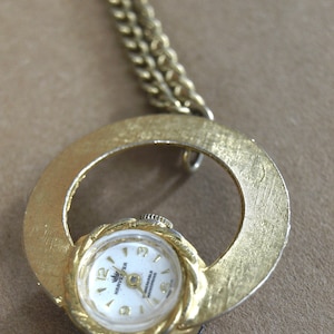 Vintage Mid Century HARVESTER goudkleurige mechanische ketting/hangerhorloge - 24&quot; kinketting - werkt niet - voor onderdelen of reparatie