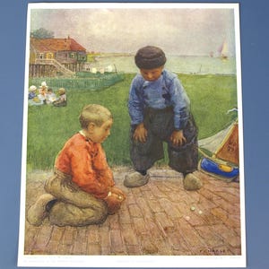 Puede incluir: Una impresión vintage muestra a dos niños jugando a las canicas en un camino de ladrillos. Un niño está arrodillado con una camisa naranja, el otro de pie con una camisa azul y pantalones oscuros. Un velero de juguete y una casa se ven al fondo.