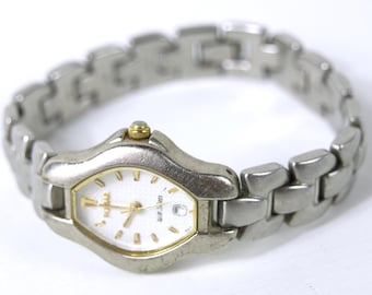 Vintage PULSAR Women's Quartz Time & Date Wrist Watch - Silvertone Bracelet Band w/ Fold-Over Bracelet Clasp - In Working Condition