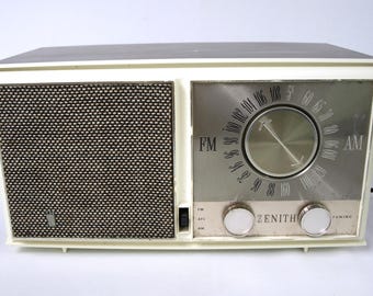 ヴィンテージ カテドラル チューブ ラジオ (FM 対応)、完全に機能