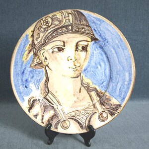Bellissimo piatto/vassoio/piatto da portata in gres dipinto a mano, firmato Porities 77 - Realizzato al tornio con un classico soldato greco - diametro 38,5 cm