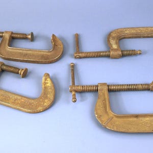Stare narzędzia do zacisków żeliwnych typu C: Brink and Cotton B&C 145, Armstrong nr 404, Cincinnati Tool Co nr 44 i Cincinnati Tool Co nr 540-4