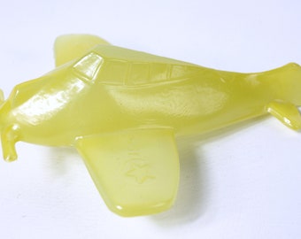 Vintage Victory Glass WWII ARMY P-51 Mustang Airplane Glass Candy Container, vers 1944 - Verre jaune, sans étiquette - Très bon état