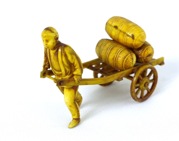 樽の荷車を引く男性（1940年代頃、日本製セルロイド製）状態良好 