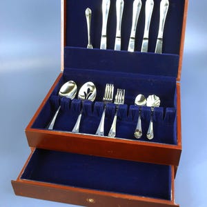 Vintage Wallace Silver Stainless Steel Flatware w/ Storage Chest, 5 Forks, 5 Knives, 4 Teaspoons, 2 Salad Forks w/ 4 Serving Pieces - Good+