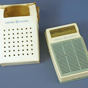 Zabytkowe, ręczne radio tranzystorowe AM General Electric w kolorze biało-niebieskim, nr P821A, z około 1963 r. – NIESPRAWNE – Oferowane na części lub do naprawy