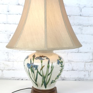 Vintage Moorcroft-stil keramikbordslampa i irismönster med vintage klockskärm - Gott+ och i fungerande skick