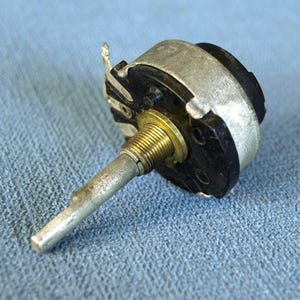 Vintage Und Lab Co VR957 Potentiometer - 1A 250V 3A 125V 10A. 10V.
