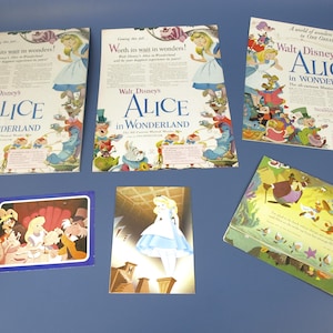 Locandina promozionale vintage del film Alice nel paese delle meraviglie Disney del 1951 / Cartoline / Poster pubblicitari del film su rivista - Lotto - Ottime condizioni