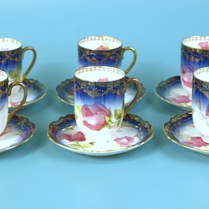 Antike Royal Austria O & EG Gutherz Demitasse-Tassen mit Untertassen, handbemaltes Feinporzellan in Kobaltblau mit gewelltem Goldrand | 6er-Set