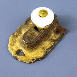 Antiker viktorianischer Schrank- oder Schrankriegel aus Gusseisen mit Porzellanknopf - kein Verschluss