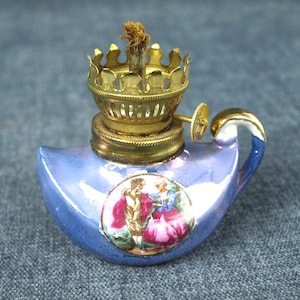 Petite lampe à huile vintage japonaise en porcelaine avec scène coloniale - Sans globe - Violet irisé avec de l&#39;or et des détails peints à la main