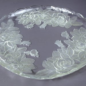 Vintage 14 "Runde Glasplatte von STUDIO NOVA mit Muster ""Winter Rose"" - Made in Japan, circa 1999 - Guter Zustand."