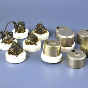 Interruptor de luz antiguo con cadena de tracción de P.E.S. Mfg Co. y Hart & Hegeman, con base de porcelana y carcasa de cromo/latón, 25 de octubre de 1910. Se vende por separado.