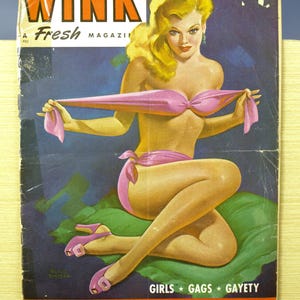 Może przedstawiać: Okładka magazynu vintage "WINK" z blondynką w różowym bikini. Tytuł jest pomarańczowy. Zawiera tekst "GIRLS * GAGS * GAYETY" i "EXCLUSIVE - See Page 24". Magazyn jest datowany na sierpień i kosztuje 25 centów.